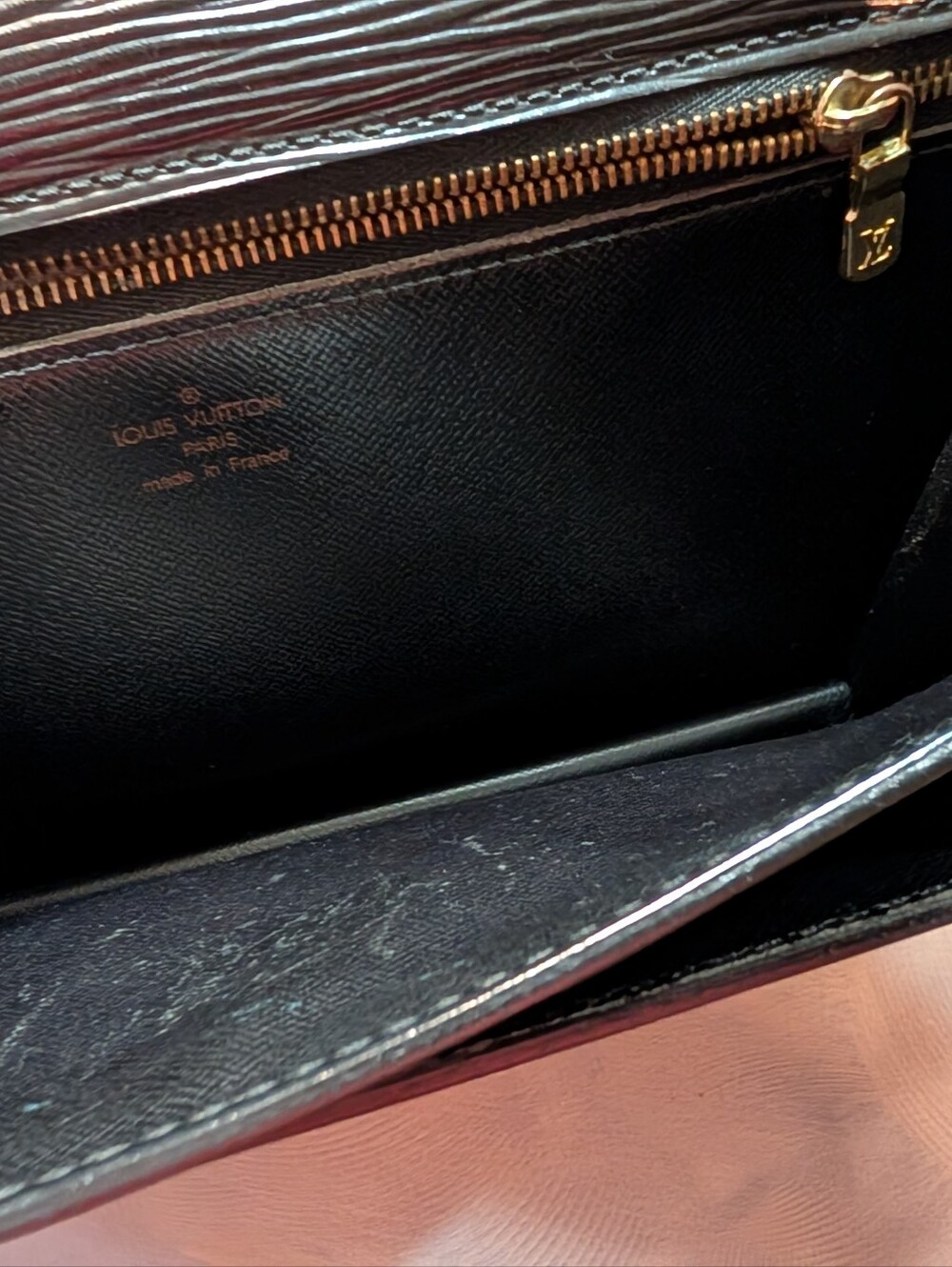 Authentic Louis Vuitton Black Epi Leather Dragone Clutch/W Wrist Strap - Picture 6 of 10